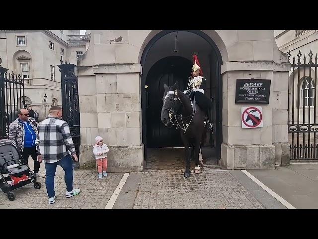 Heartwarming moment kings guard waves to littel girl she blows back a kiss ️ #kingsguard