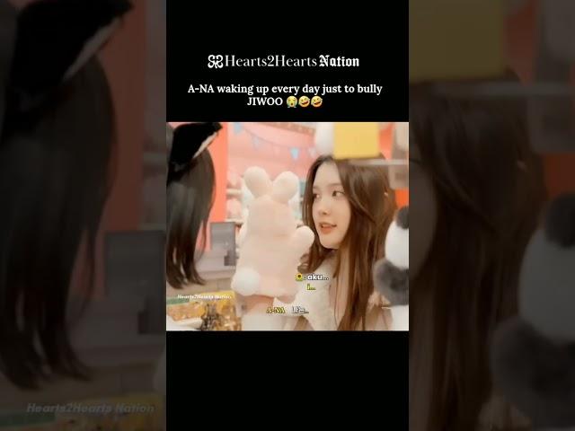 A-NA teasing JIWOO like her life depends on it  #hearts2hearts #하츠투하츠 #ハトゥハ #h2h #지우 #에이나 #shorts