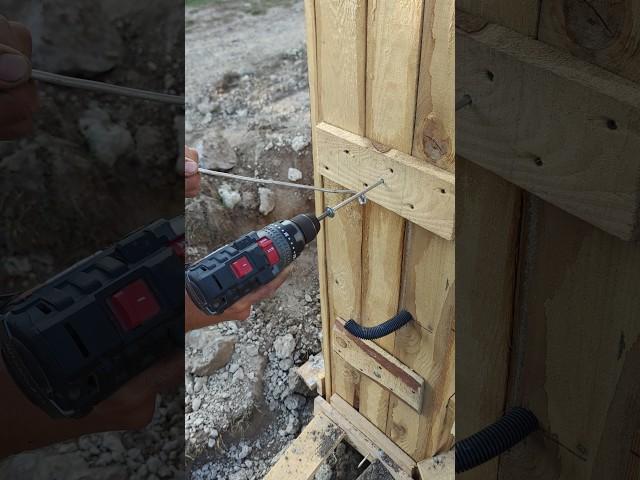 How to unscrew a construction screw from formwork?