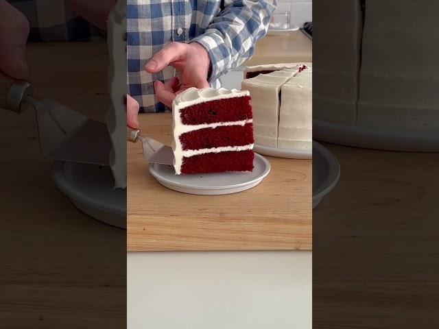 How to cut a cake like a pro baker! Use this technique for layer cakes and be a pastry rockstar!