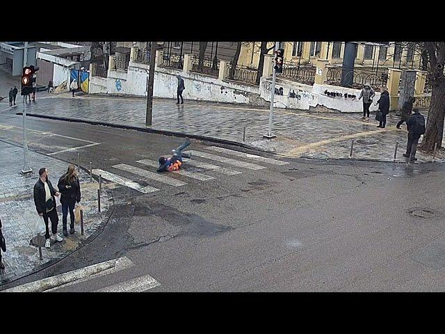 Людинопад у Дніпрі: відео, як люди в ожеледицю ковзали по Крутогірному узвозу