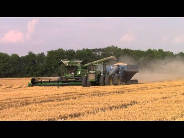 John Deere 9420 4wd Working with 4 Combines