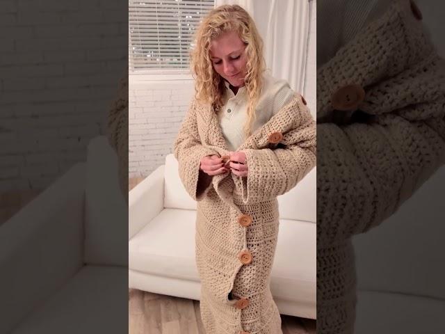 Make the ULTIMATE Lounge Cardigan Sweater Blanket!  #learntocrochet #crochet #movienightin
