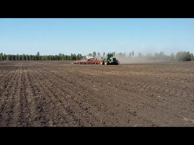 Russia farming. JD 9420  with Bourgault 6450