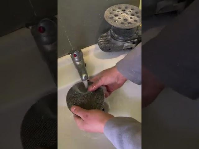 Сетчатый шлифовальный круг Dewalt в действии 