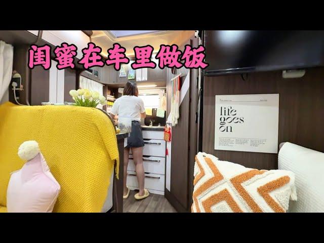 三个女生房车自驾游，晚上住在马路边