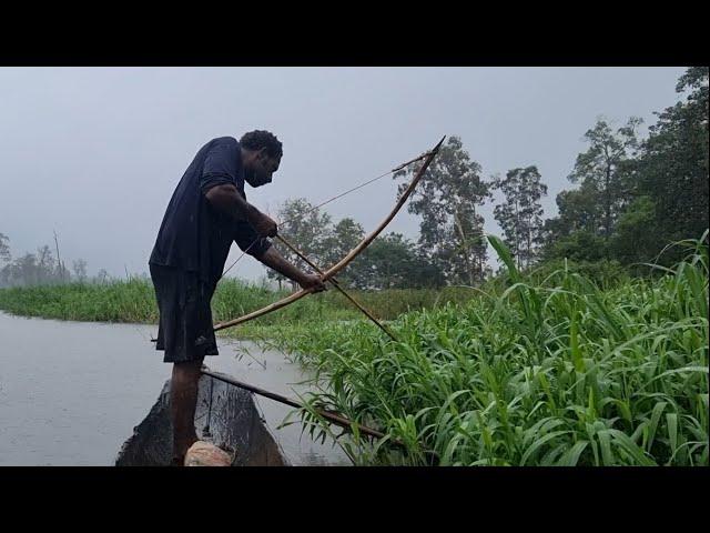 Wow! skillnya bukan kaleng" Pace ini, hujan deras masih bisa lihat ikan = Panah ikan nila