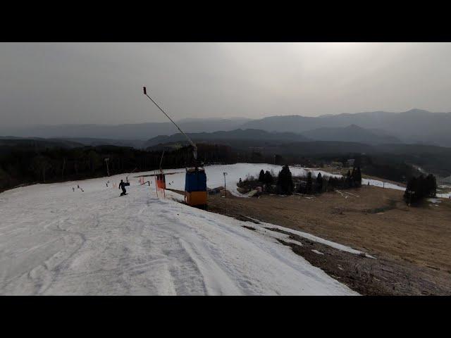 鷲ヶ岳スキー場3月30日、雪がある所と無い所がハッキリしてるから安心だよ！土曜日の夕方