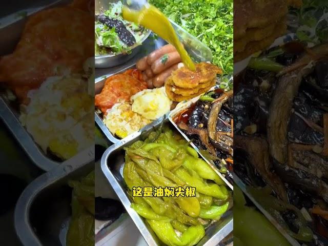 东北大饭包，疯狂加料 嘎嘎香！藏在尔滨菜市场里的宝藏小吃！！ 你们感觉值不值？！#路边摊美味