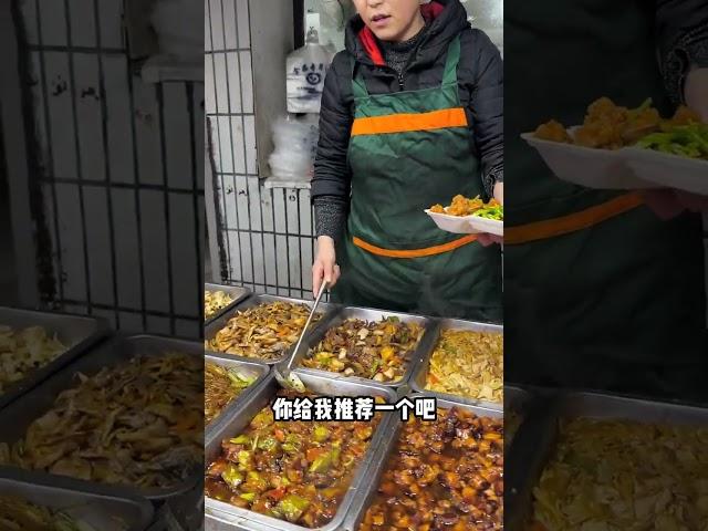 东北街头12元盒饭能吃6个菜 荤三素真的随便挑 #路边摊 #街头美食 #盒饭 #路边摊 #chinastreetfood #streetfood #chinafood #shorts