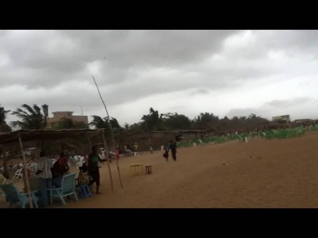 Une sirène qui sort de la mer sur une plage de Cotonou au Bénin