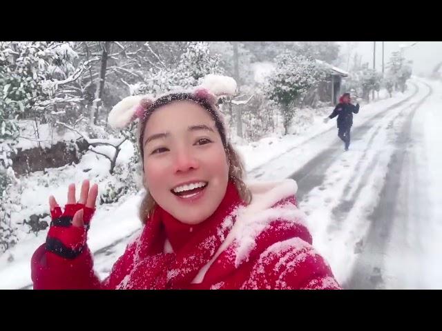 越南妹太喜欢下雪天了，冷不冷无所谓开心就行