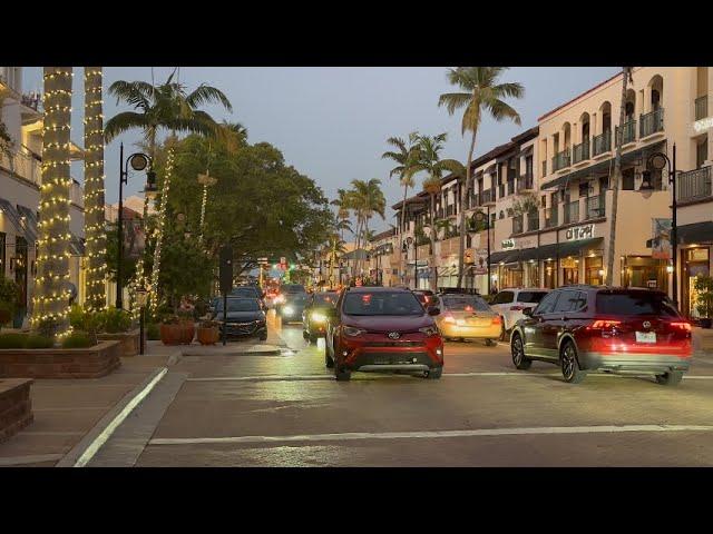 Exploring Naples Florida / The charm of 5th Ave at night.