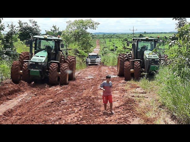 Arrastando carreta com trator Jonh Deere 8335R liberando a estrada!