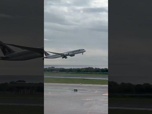 Qatar 787 magnificent WING FLEX on a short wet runway. #plane #aviationphotography #aviation