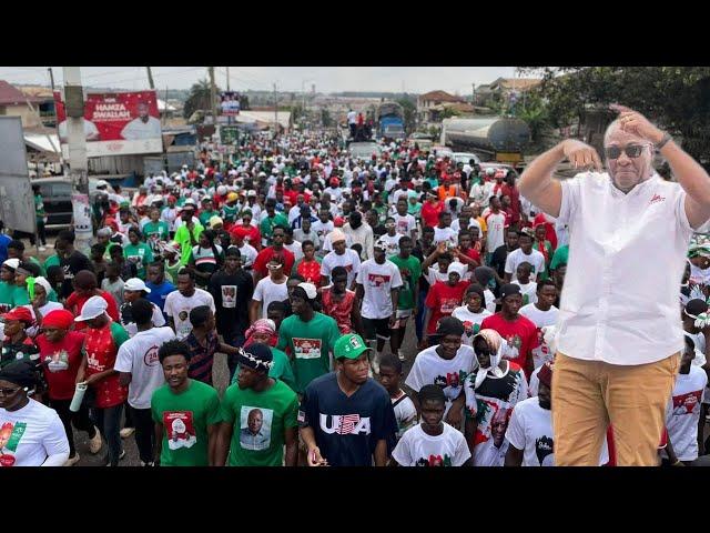 Massive crowd in Kumasi Manhyia North shøck Mahama with a massive during NDC campaign launch