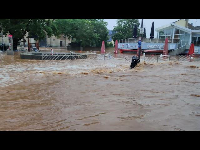 Hochwasser am 15.07.2021 um 06:08 morgens in Euskirchen auf der Neustraße. Fußgängerzone