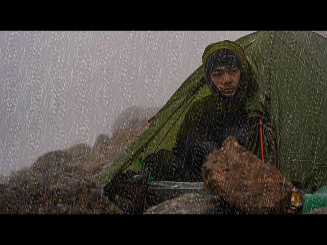 3,000m solo camping in the rain [Japan Northern Alps]