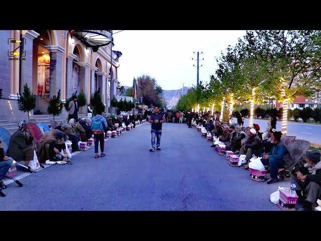 اشک و لبخند افطاری به این زبیایی در میان سرک