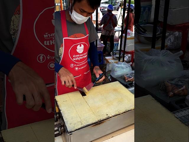 Thai Jeonbyeong snack made on a huge griddle!