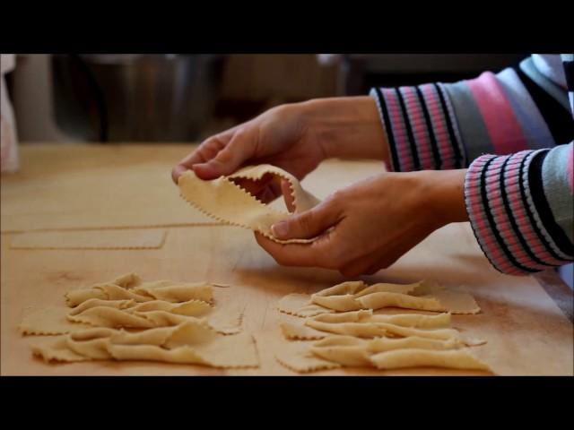 Chiacchiere al forno con panna (vegan) | Sweet carnival fritters by RicetteVegolose