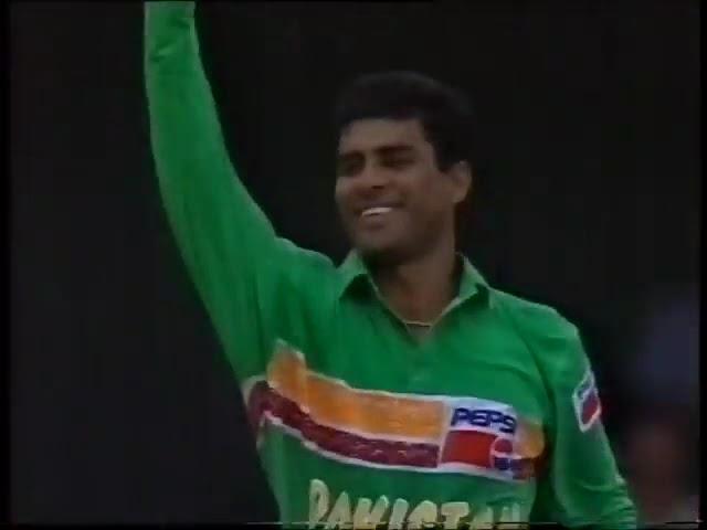 WAQAR YOUNIS clean bowled 'HAT TRICK' vs New Zealand 199495 Mandela Trophy