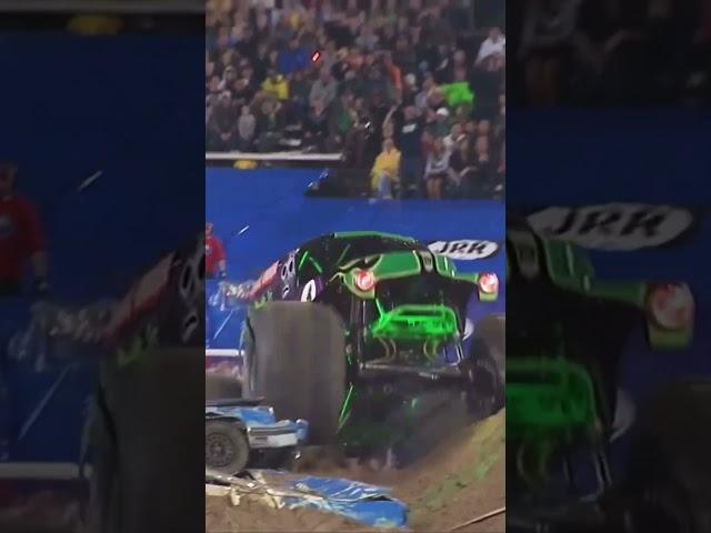 What a spectacular crash! #monsterjam #monstertruck #gravediggermonstertruck
