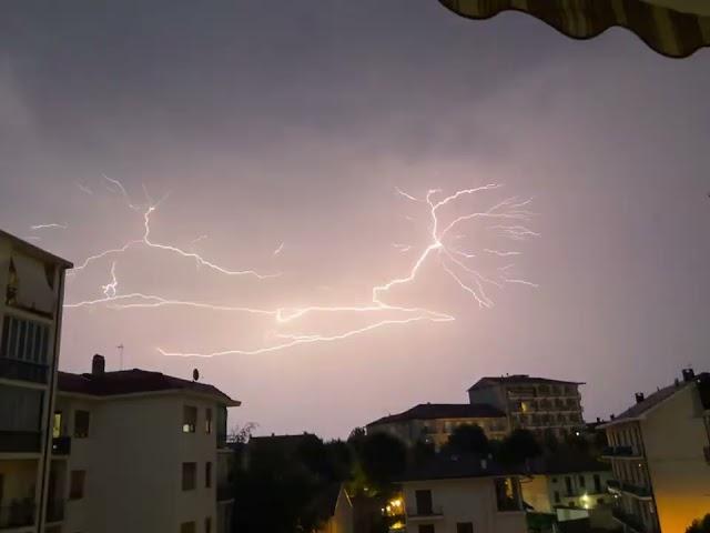 Fulmine su Carmagnola in Timelaps durante un temporale - Downburst - 3 luglio 2022