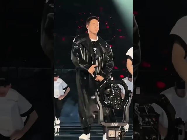 William Chan’s hot dance performance陈伟霆唱跳舞台直拍，西装跳舞超强节奏感和荷尔蒙