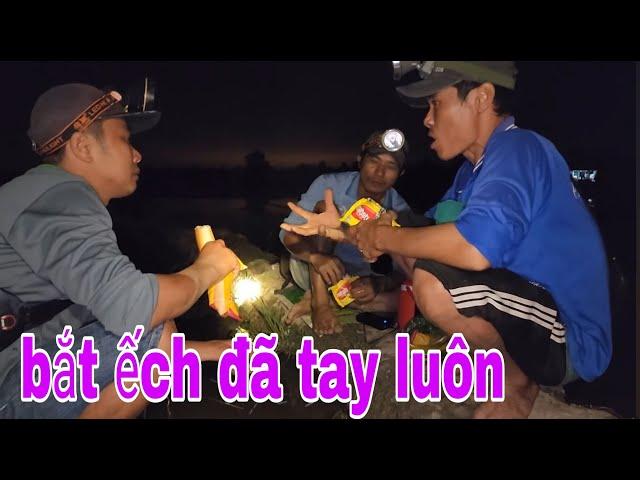 Soi Ếch Đồng Bắt Ếch Đã Tay Thu Phục Luôn Cặp Rắn Khổng Lồ Đi Ăn Đêm # SĂN BẮT ĐỒNG THÁP #