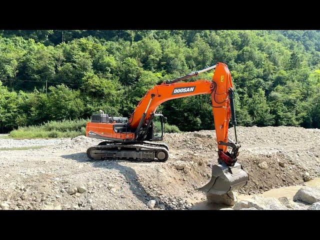 DOOSAN DX350LC placing big rocks and filling with gravel - Pulfero, Italy