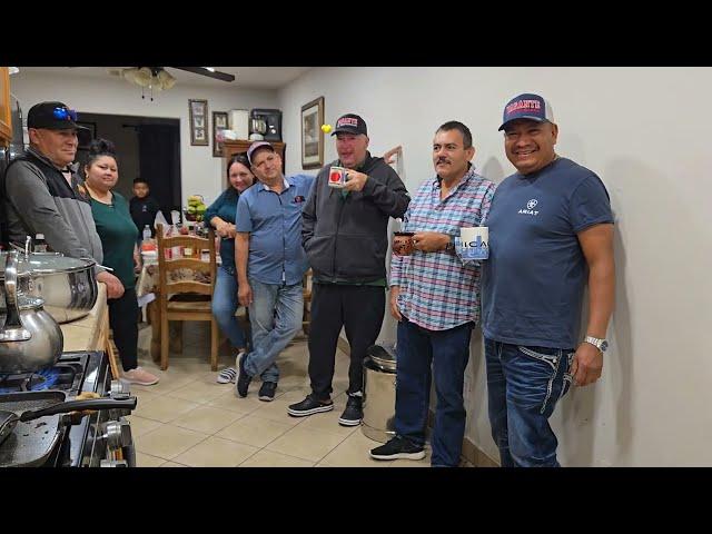 Estamos en California con mis compadres y amigos aquí saludando alos suscriptores