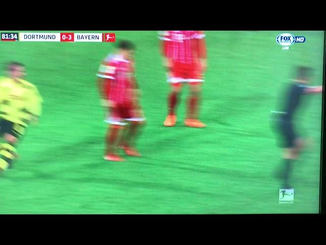 Tobias Stieler injury - Borussia Dortmund Bayern Munchen 1-3 - 2017