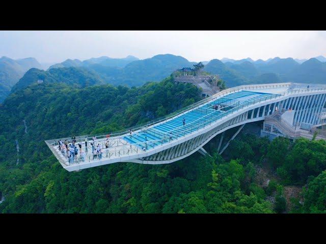 Glass observation platform on cliffs - Leye CloudSeaSkyboat in Guangxi, China懸崖峭壁上的玻璃觀景平臺-中國廣西樂業雲海天舟