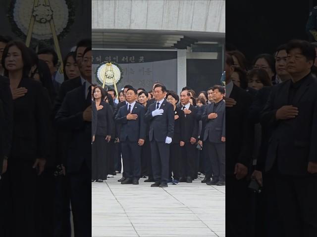 국기에 대한 경례 하는 정청래 의원 옆에 양문석 의원도 있네요