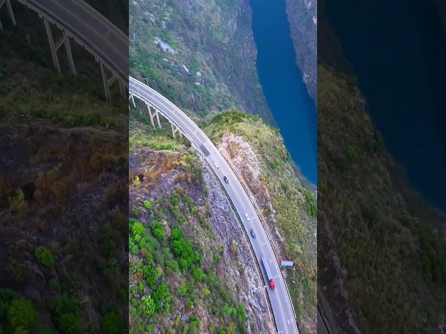 This is the most precipitous winding mountain road under the world's tallest bridge #guizhou #bridge