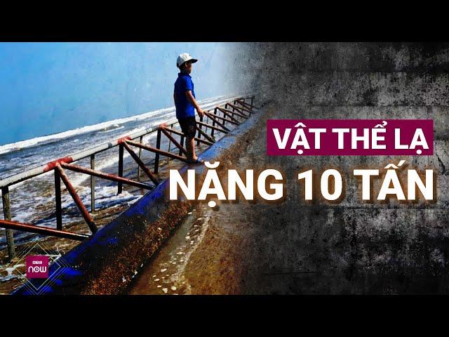 Vật thể lạ dài 20m, nặng 10 tấn dạt vào bờ biển Hà Tĩnh: Vẫn chưa biết là gì, xử lý ra sao | VTC Now