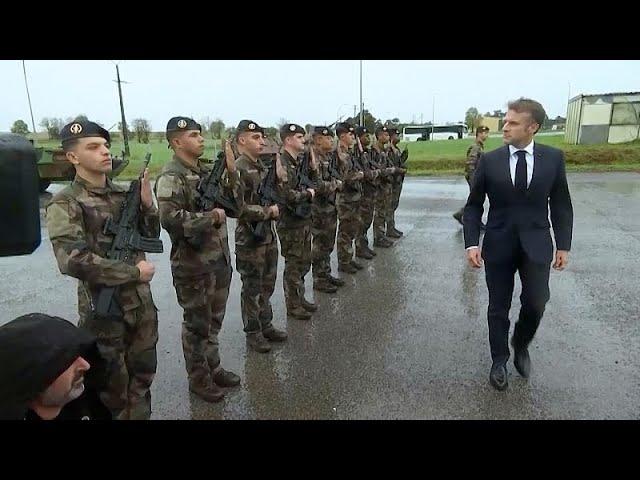 Emmanuel Macron rencontre des soldats ukrainiens dans un camp militaire français