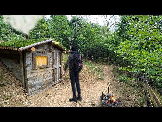 I spent 15 days in the mountains building a wooden house by myself.