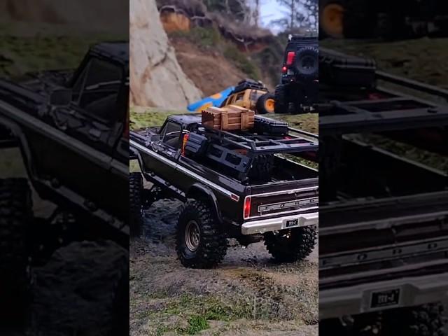 FMS FCX18 LC80 & THE TRX4M DEFENDER AND FORD F150 HIGH TRAIL ED. CRAWLING SESH AT THE BEACH !!