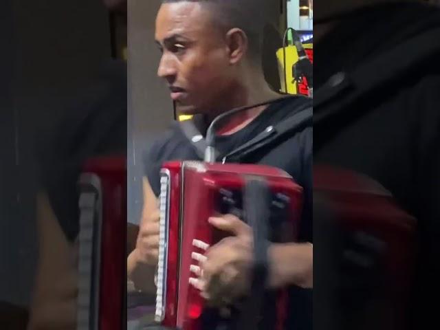 Con una botella tocando acordeon - #acordeon #shorts #shortvideo #videoshort #solobotaos #merengue