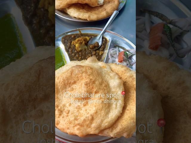 Chole bhature from my favourite place#breakfast #minivlog #cholebhaturestreetfood #foodievlog