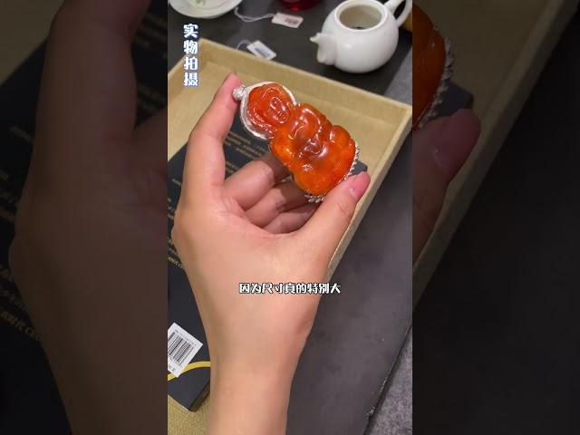 难得一见的两件红翡，心动了，这个架你觉得高了还是低了？#翡翠