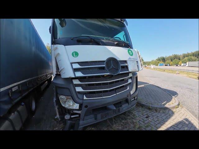 Sauerei , Schrott-Lkw´s einfach zurückgelassen auf öffentlichem Autobahnparkplatz !!!