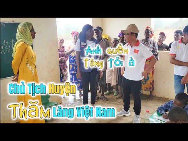 Huy Khánh Vlogs || Chủ Tịch Huyện Lucia Bất Ngờ Thăm Làng Việt Nam - Anh Quên Tặng Áo Cho Tôi À ???