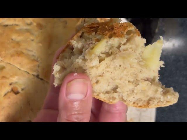 How to make moist banana apple cake