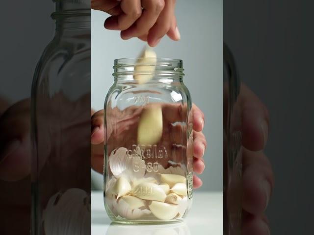 勞 Genius Garlic Peeling Hack! Takes 5 SECONDS! #Shorts