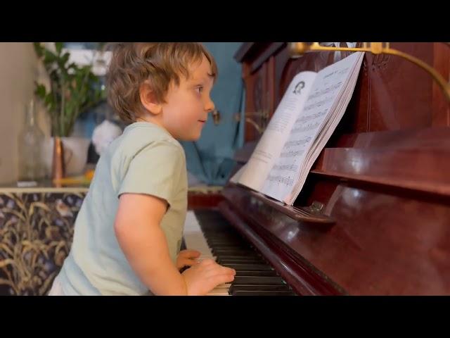 Gavriil is learning Beethoven's 5th symphony - Разучивает 5 симфонию Бетховена