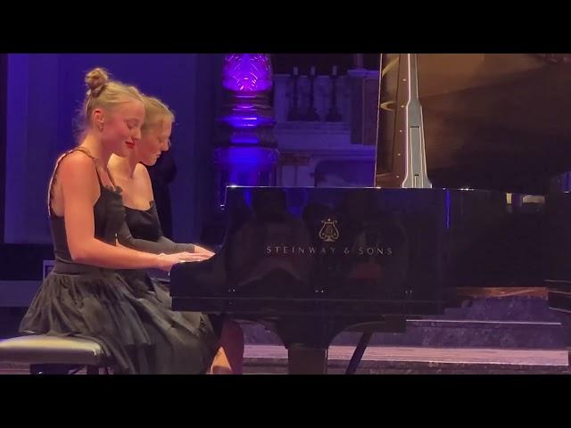 C-sisters winnen het pianoduoconcours te Amsterdam 