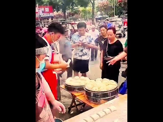 农村热闹集市里的白胖馒头：一笼香气引众人 #中国 #food #中国社会 #steetfood  #中国经济